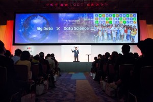 Mickey addressing hundreds of merchants at the Tokyo Spring Conference