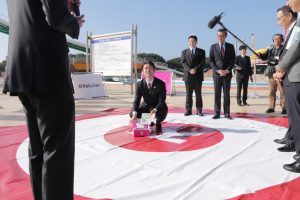 Chiba City Mayor Toshihito Kumagai, who attended the LTE drone control trial, said he “caught a glimpse of the future” with the delivery.