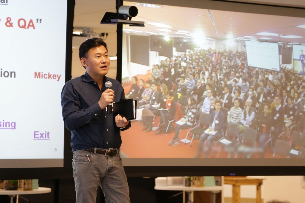 Rakuten corporate culture. Mickey participates in Asakai from the U.S. regional head office. Offices located around Japan and around the world are linked for the weekly meeting.