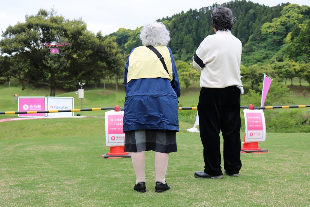 Mr. Matsui surprised his mother with a bouquet of seasonal blooms on the 15th hole