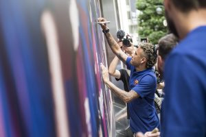 FC Barcelona forward, Neymar Jr. signs his name onto the Barca-themed Rakuten Cafe in Shibuya, Tokyo.