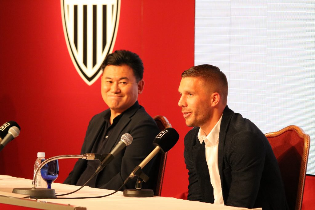 記者会見に応じるルーカス・ポドルスキ選手(右)とヴィッセル神戸会長三木谷(左)