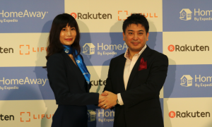 Munekatsu Ota, Representative Director of Rakuten LIFULL STAY poses with HomeAway Japan Country Manager, Natsuko Kimura.