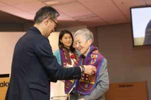Masako Wakamiya is presented with the Silver Prize of the Rakuten Technology & Innovation Award.