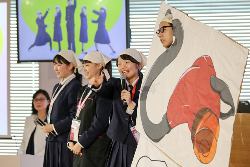 The Niigata Prefectural Sanjo Shogyo High School team’s highly visual demonstration of what it takes to sell a vacuum cleaner won them first prize in the Rakuten Ichiba category.