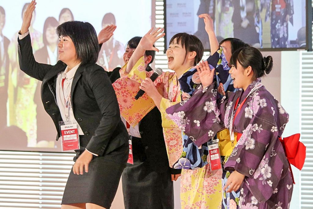 An energetic performance from the Toyama Prefectural Takaoka Shogyo High School team earned them first place in the Rakuten Travel category.
