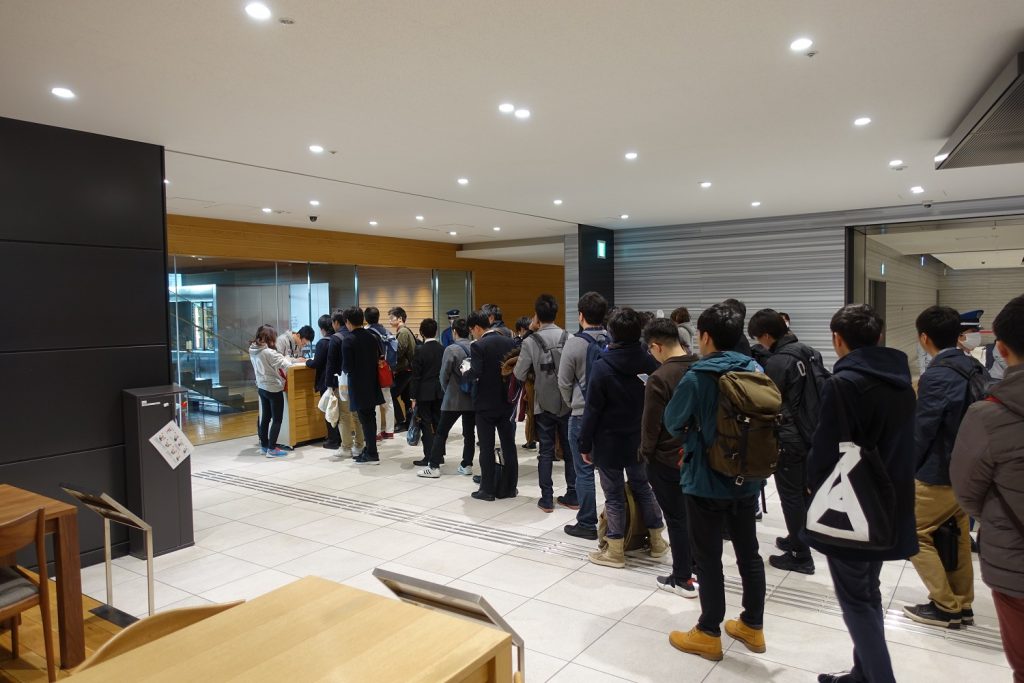 当日の朝、開場前から受付前に並ぶ参加者の列。少し緊張した面持ちの学生たちの中には、スーツケースを抱えて遠方から来られた方もいました。1回目の「Rakuten Student MEATup!!」に参加された方、この日に初めて参加されるという方など約210名が参加