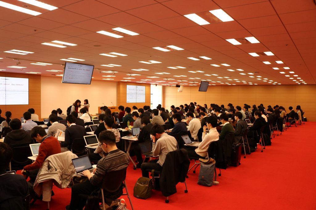 受付後は試験会場へ移動し、一斉にプログラミングテストが行われます