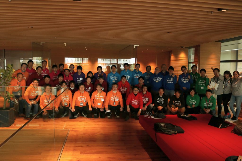 部署別に色違いのパーカーを着た面接官の集合写真。楽天で一緒に働こう!