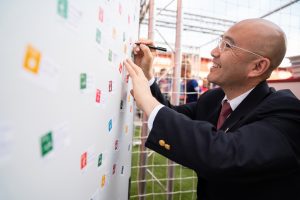 Kobayashi makes his SDG Pledge at Rakuten's Experience Booth in Camp Nou.