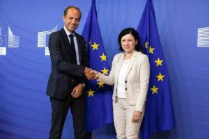 Rakuten France’s COO Cedric Dufour and European Commissioner for Justice, Consumers & Gender Equality Vera Jourova celebrate the launch of the first ever voluntary Product Safety Pledge in Brussels.
