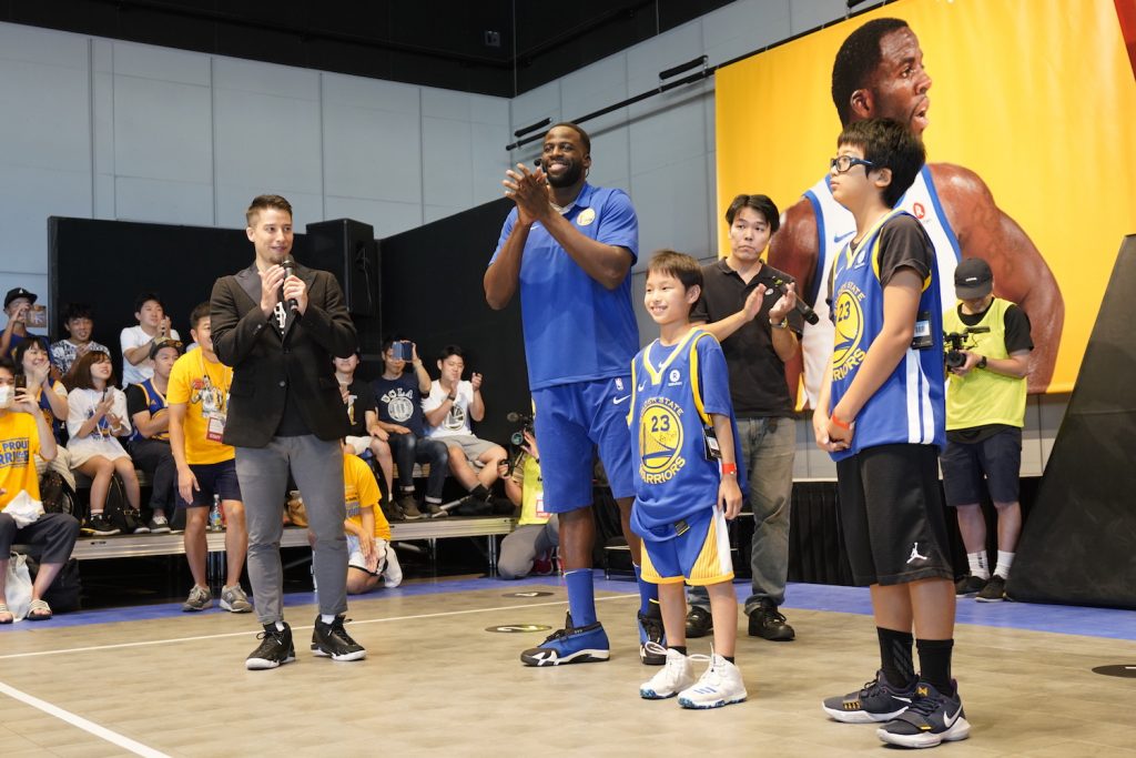 Draymond Green congratulating finalists Ryo and Yua.