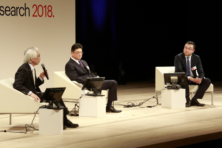 Hiroki Sato of Japan’s Chuo University (left) with Shigeki Mishima of Panasonic (center) and Rakuten’s Akio Sugihara.