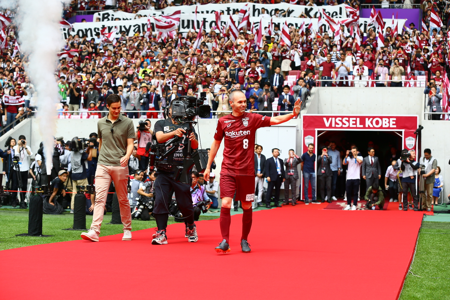 Thousands show up to Vissel Kobe fan event to welcome Iniesta ‘home’