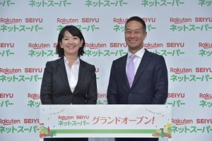 Tamae Takeda, Senior Vice President, Seiyu GK and Noriaki Komori, Vice President, 1st Party Business, Executive Officer, Rakuten, Inc. at the grand opening of Rakuten Seiyu Netsuper