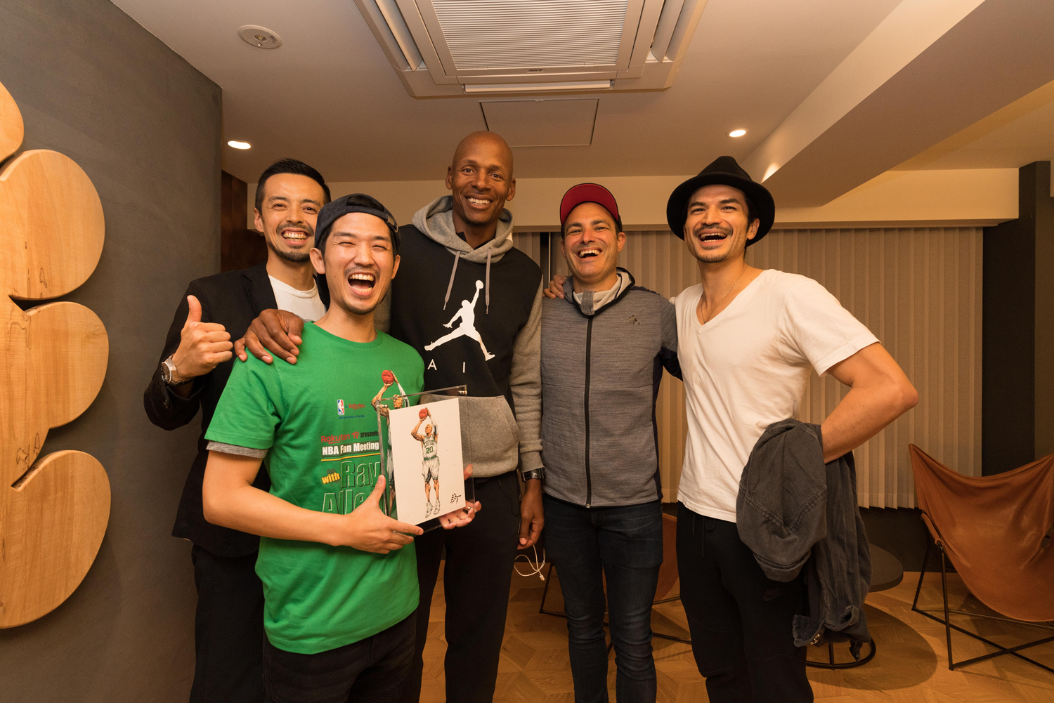 Ray Allen took time for a group selfie with NBA artist and world caricature champion Dai Tamura (second from left).