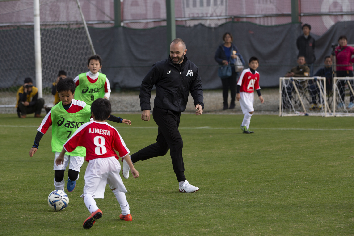 Iniesta joins the fray, offering personal instruction to the participants of Iniesta’s Methodology.