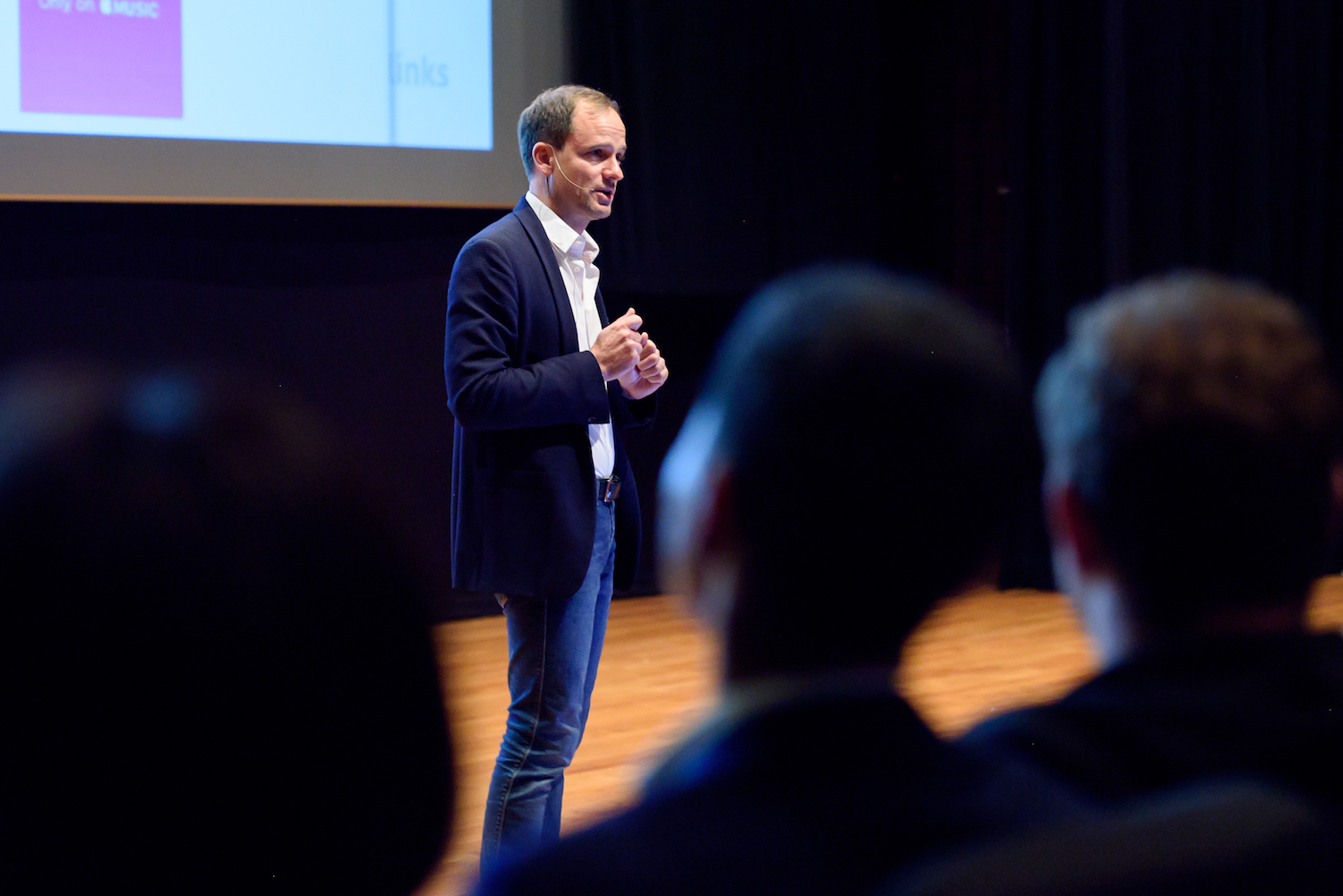 Serge Salagar, CEO Retarget Links on stage at the Rakuten Accelerator Demo Day