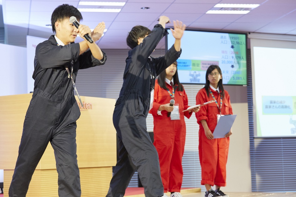 The team from Hiroshima Prefectural Yuki High School presents on innovative uses for abandoned agricultural land.