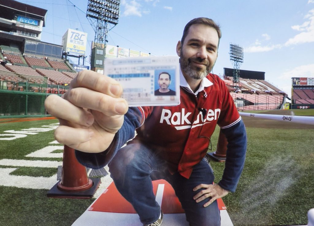 4K video from the unmanned delivery robot transmitted over a 5G network made visible verification of the receiver’s ID possible.