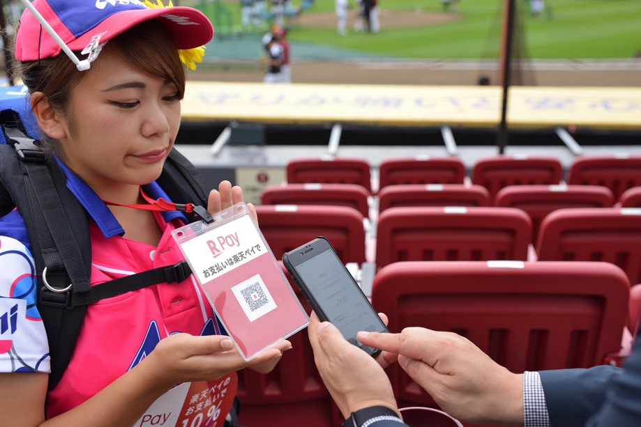 Paying a roving refreshment vendor with the Rakuten Pay smartphone app.