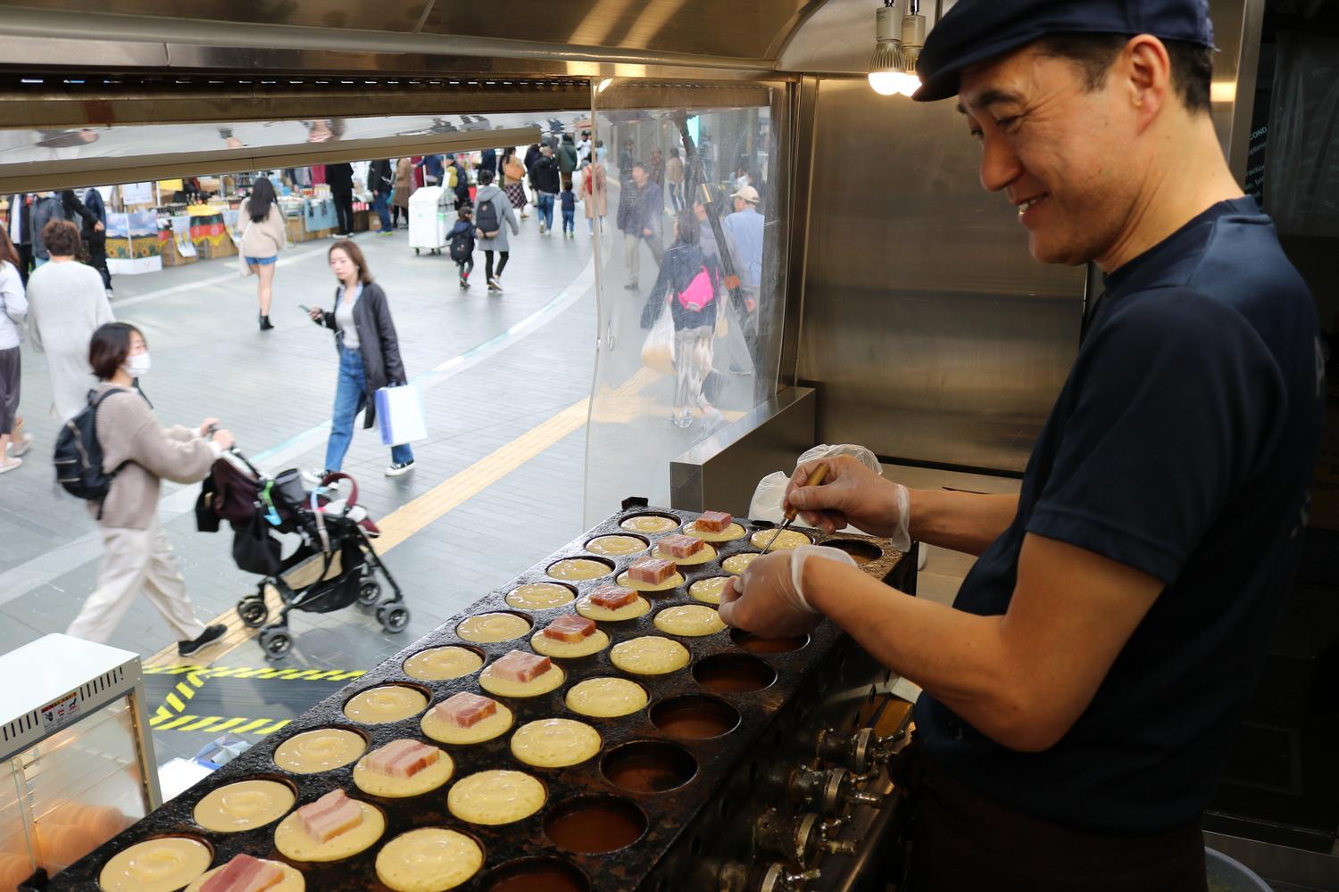 The folks from Yahaba filled the mall with the irresistible aroma of bacon-filled hotcakes, and soon had shoppers lining up around the food truck.