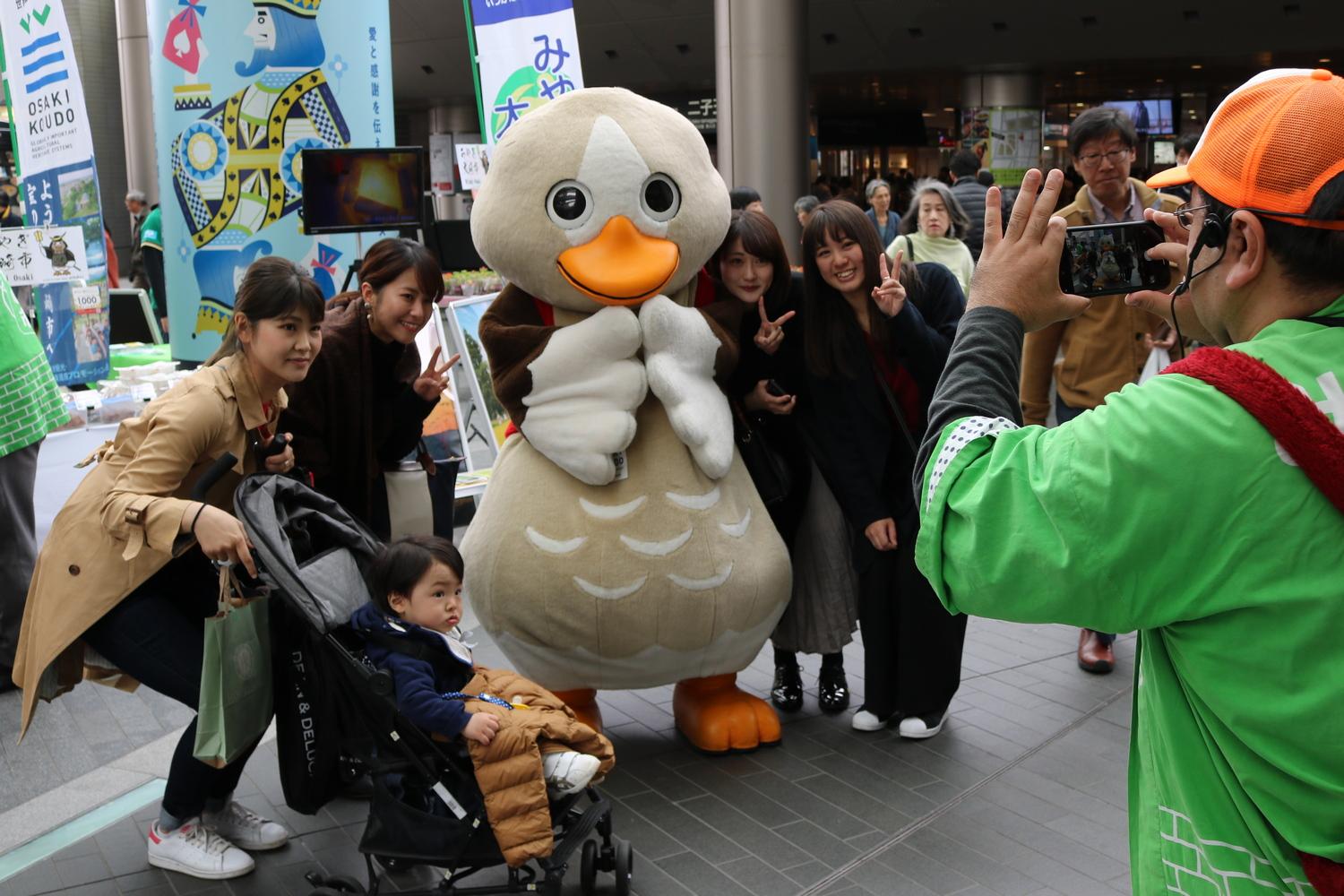 Patasaki, the local mascot of Osaki, Miyagi Prefecture, was a popular target for selfies.