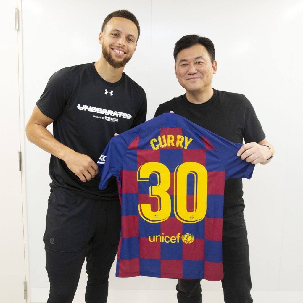 Mikitani presenting Curry with a special gift just before the media session on Sunday, June 23.