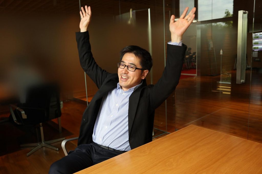 Masaya Mori puts his hands up for Egison.