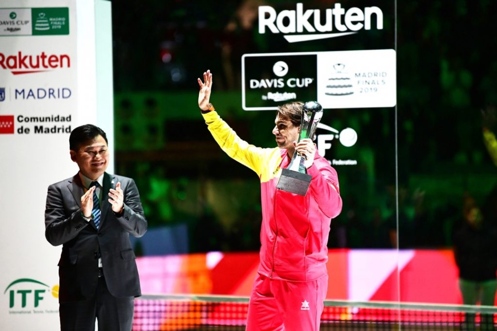Rakuten CEO Mickey Mikitani applauds Rafael Nadal’s performance after awarding him the Rakuten Optimism Award for Most Valuable Player.