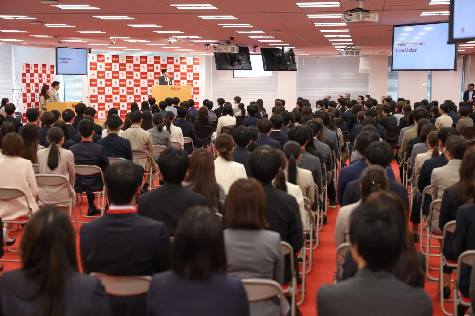 On April 1, Rakuten welcomed its new graduate employees at ts global headquarters in Tokyo, where Rakuten Group CEO Mickey Mikitani greeted them personally.
